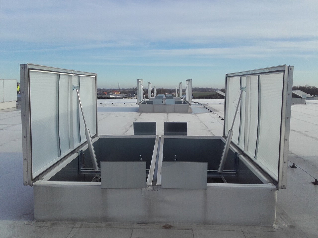 Klapy dymowe na dachu – jak działają i dlaczego są kluczowym elementem systemu oddymiania?