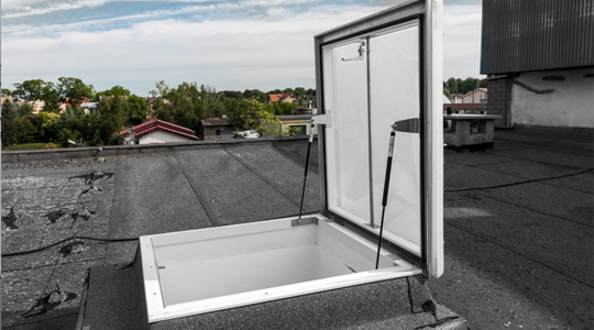 Jakie standardy powinny spełniać wyłazy dachowe?