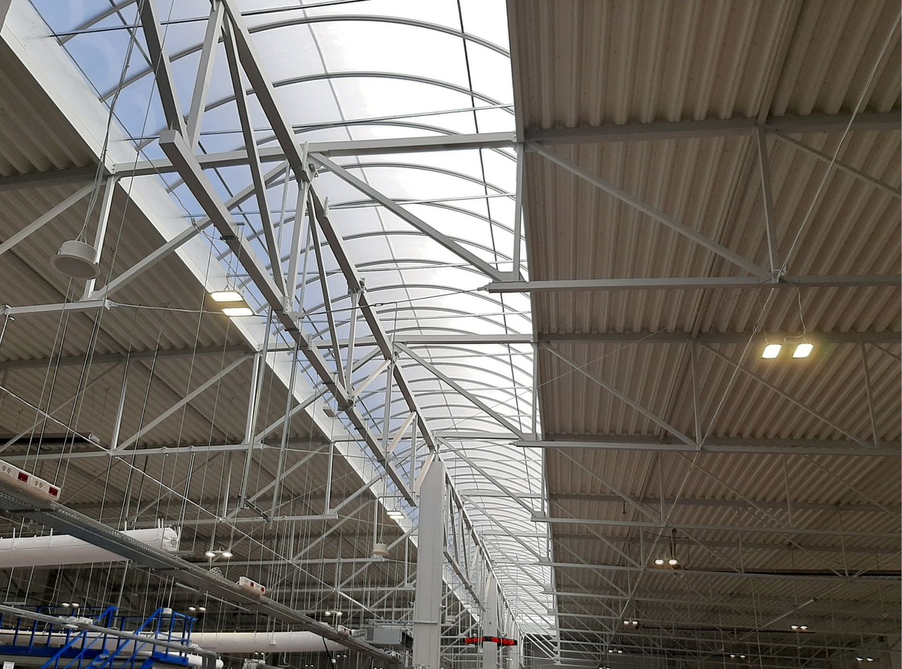 Światło naturalne w budynkach przemysłowych – dlaczego warto inwestować w pasma świetlne?