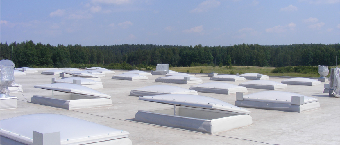 Świetlik czy okno dachowe w obiektach przemysłowych?