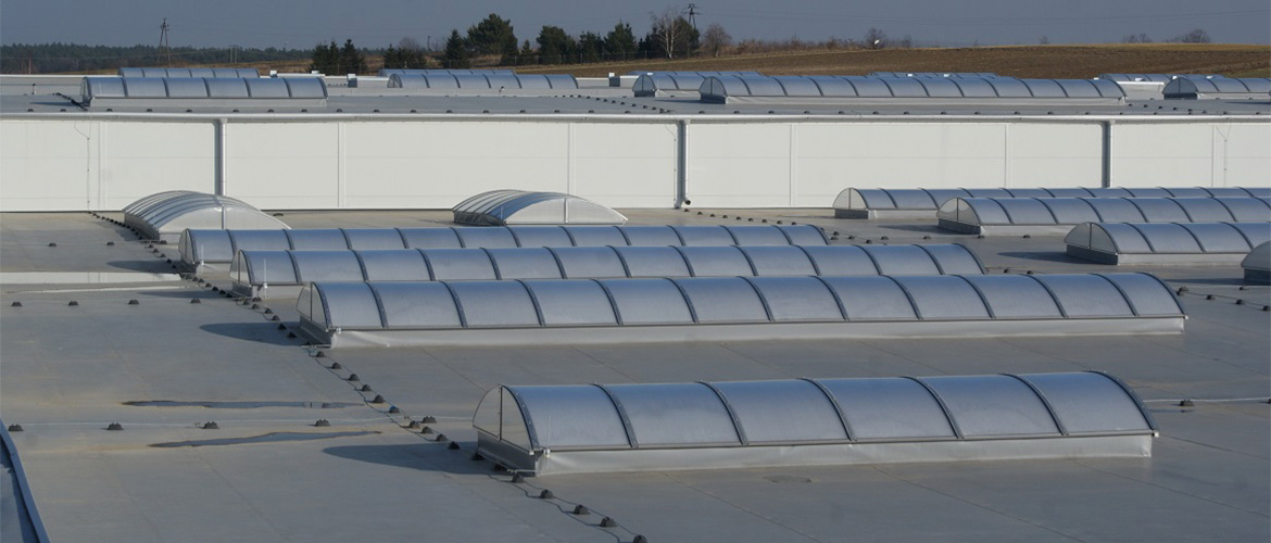 Świetliki dachowe a wymogi nierozprzestrzeniania się ognia